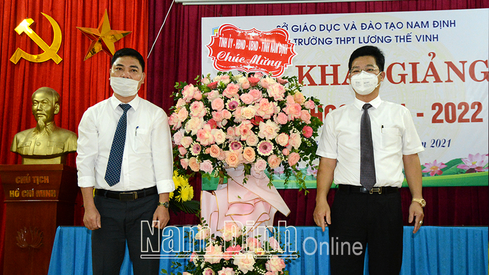 Đồng chí Trần Anh Dũng, Ủy viên Ban TVTU, Phó Chủ tịch Thường trực UBND tỉnh tặng hoa chúc mừng thầy, trò Trường THPT Lương Thế Vinh (Vụ Bản).