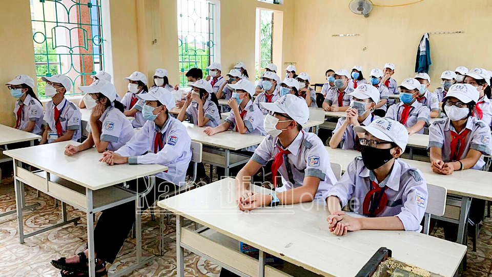 Học sinh Trường THCS Hoàng Văn Thụ (thành phố Nam Định) theo dõi Lễ khai giảng trực tuyến tại lớp qua màn hình.