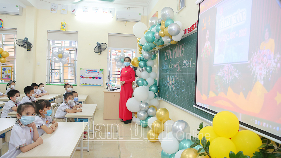 Học sinh trường Tiểu học Trần Nhân Tông (TP Nam Định) đón lễ khai giảng trên lớp qua hình thức trực tuyến.