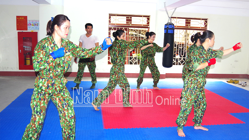 Nữ quân nhân Bộ đội Biên phòng tỉnh luyện tập võ thuật.