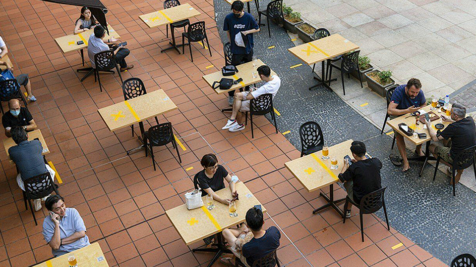 Khách hàng ngồi giãn cách tại một nhà hàng ở Singapore.