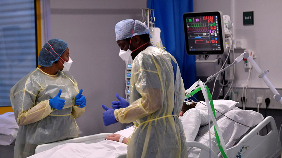 Nhân viên y tế điều trị cho bệnh nhân COVID-19 tại một bệnh viện ở Milton Keynes, Anh.  Ảnh: REUTERS/TTXVN