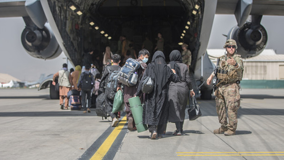 Mỹ điều động máy bay vận tải quân sự C-17 Globemaster III đến sân bay quốc tế Kabul để tiến hành sơ tán công dân và người Afghanistan làm việc cho Washington khỏi quốc gia Tây Nam Á, ngày 23-8-2021.  Ảnh: AP