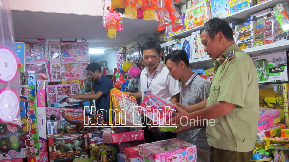 Kiểm tra chất lượng sản phẩm đồ chơi trẻ em lưu thông tại thành phố Nam Định (Ảnh chụp trước ngày 27-4-2021).
