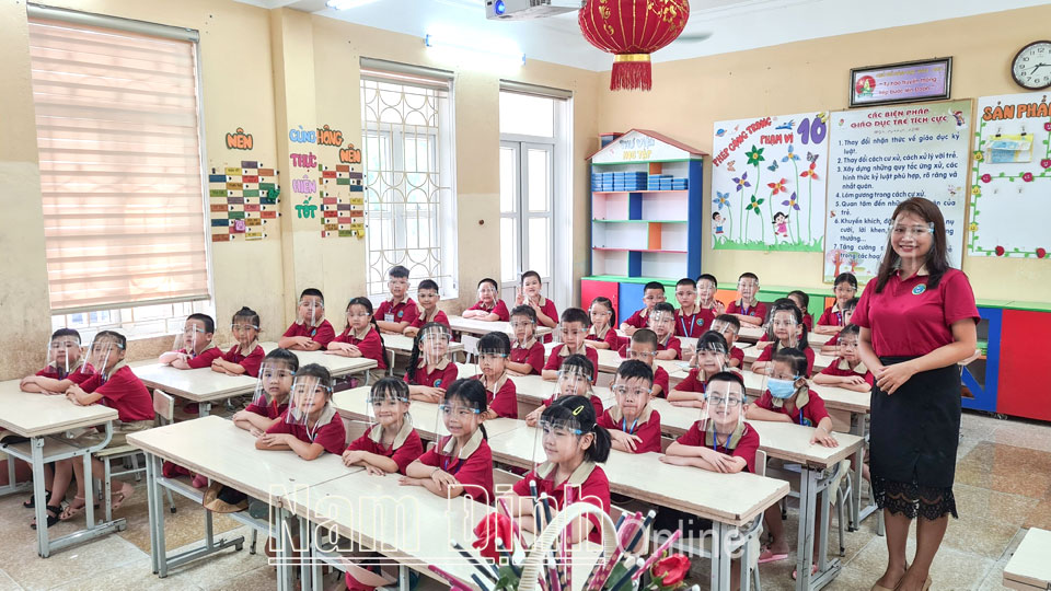 Cán bộ, giáo viên Trường Tiểu học Chu Văn An (thành phố Nam Định) đón học sinh lớp 1 tựu trường, năm học 2021-2022.