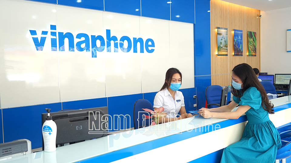 Chăm sóc khách hàng tại Trung tâm Kinh doanh Công ty Vinaphone Nam Định.