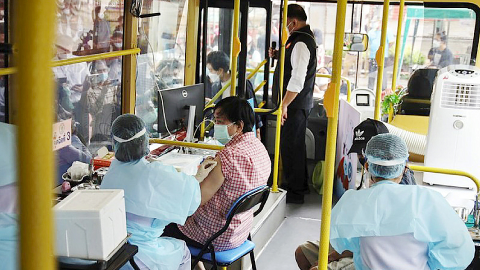 Trạm tiêm vắc-xin lưu động trên xe bus ở Thái Lan.