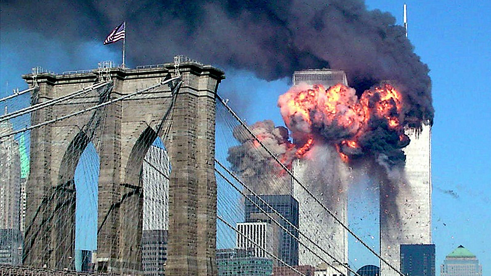 Tòa tháp thứ hai của Trung tâm Thương mại thế giới bốc cháy sau khi bị máy bay do không tặc lái đâm vào trong ngày 11/9/2001. (Ảnh: Reuters)