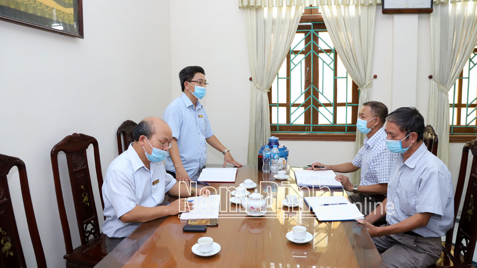 Thường trực Đảng ủy thị trấn Nam Giang trao đổi kinh nghiệm với Chi ủy tổ dân phố thôn Vân Chàng về công tác kiểm tra, giám sát.
