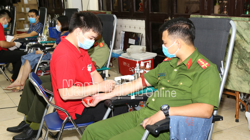 Đoàn viên, thanh niên Công an tỉnh tham gia hiến máu tình nguyện nhân 