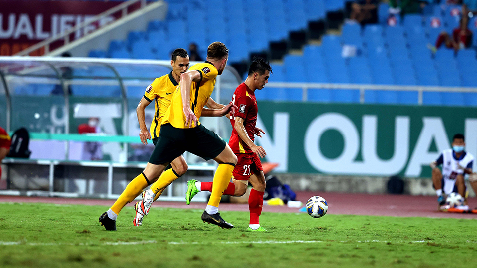 Mặt sân Mỹ Đình xuống cấp thể hiện rõ trong trận đấu giữa đội tuyển Việt Nam và Australia ở vòng loại World Cup 2022 khu vực châu Á (Ảnh: Quang Minh)..