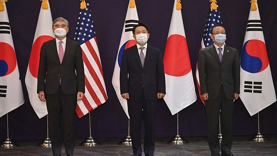 Ông Sung Kim (bên trái), ông Noh Kyu-duk (giữa) và ông Takehiro Funakoshi tham gia cuộc họp 3 bên tại Hàn Quốc, tháng 6/2021. (Ảnh: Reuters)