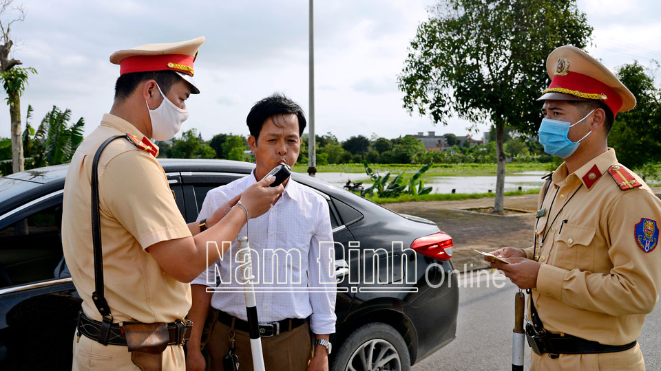Cán bộ, chiến sĩ Phòng Cảnh sát giao thông (Công an tỉnh) kiểm tra, xử lý vi phạm trật tự an toàn giao thông trên tuyến đường Nam Định - Phủ Lý.