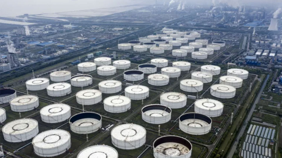Khu dự trữ dầu ở ngoại ô Ninh Ba, tỉnh Chiết Giang, Trung Quốc vào tháng 4-2020.  Ảnh: Bloomberg