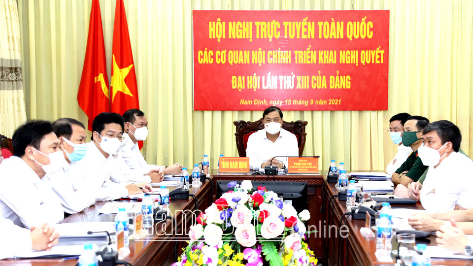 Các đồng chí lãnh đạo tỉnh dự hội nghị trực tuyến các cơ quan khối nội chính tại điểm cầu Nam Định.  ảnh: Hoàng Tuấn