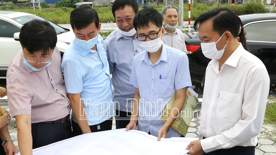 Đồng chí Nguyễn Phùng Hoan, Ủy viên Ban TVTU, Phó Chủ tịch Thường trực HĐND tỉnh kiểm tra giám sát tại khu vực xây dựng khu đô thị thị trấn Cổ Lễ (Trực Ninh).