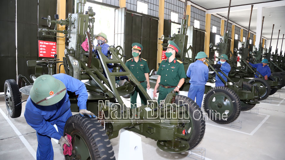 Cán bộ Phòng Kỹ thuật (Bộ CHQS tỉnh) kiểm tra vũ khí, khí tài, trang thiết bị phương tiện kỹ thuật.