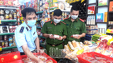 Lực lượng Quản lý thị trường phối hợp với Đội Cảnh sát kinh tế (Công an thành phố Nam Định) kiểm tra điều kiện lưu thông sản phẩm bánh trung thu trên địa bàn thành phố Nam Định.