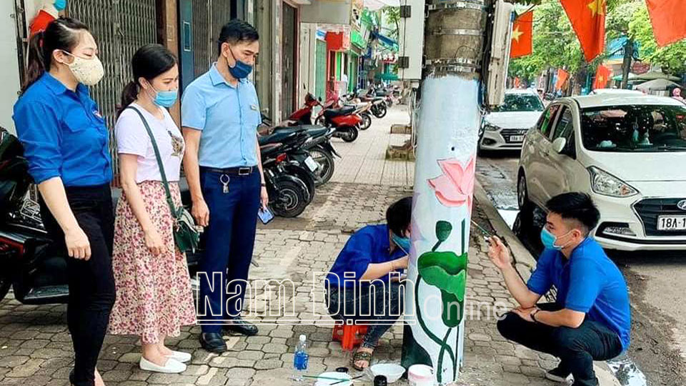 Công trình “cột điện nở hoa” do đoàn viên, thanh niên thành phố Nam Định thực hiện.