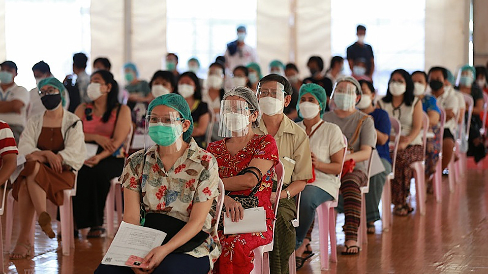 Người dân chờ tiêm vaccine ngừa Covid-19 tại Yangon, Myanmar, ngày 1/9/2021. (Ảnh: THX/TTXVN)