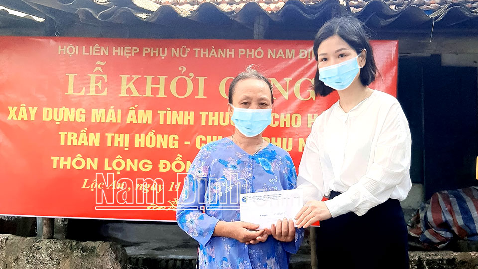 Hội Liên hiệp Phụ nữ thành phố Nam Định hỗ trợ 30 triệu đồng xây dựng mái ấm tình thương cho bà Trần Thị Hồng, xã Lộc An.