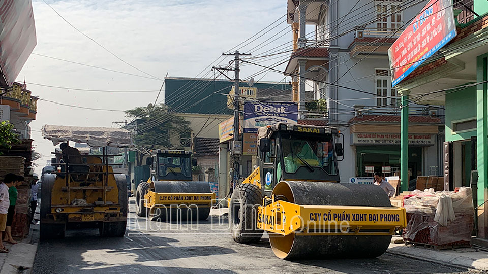 Được huyện Ý Yên hỗ trợ giải quyết thủ tục hành chính, Công ty CP Xây dựng hạ tầng Đại Phong thuận lợi trong thi công đường giao thông tại địa phận xã Yên Bằng.