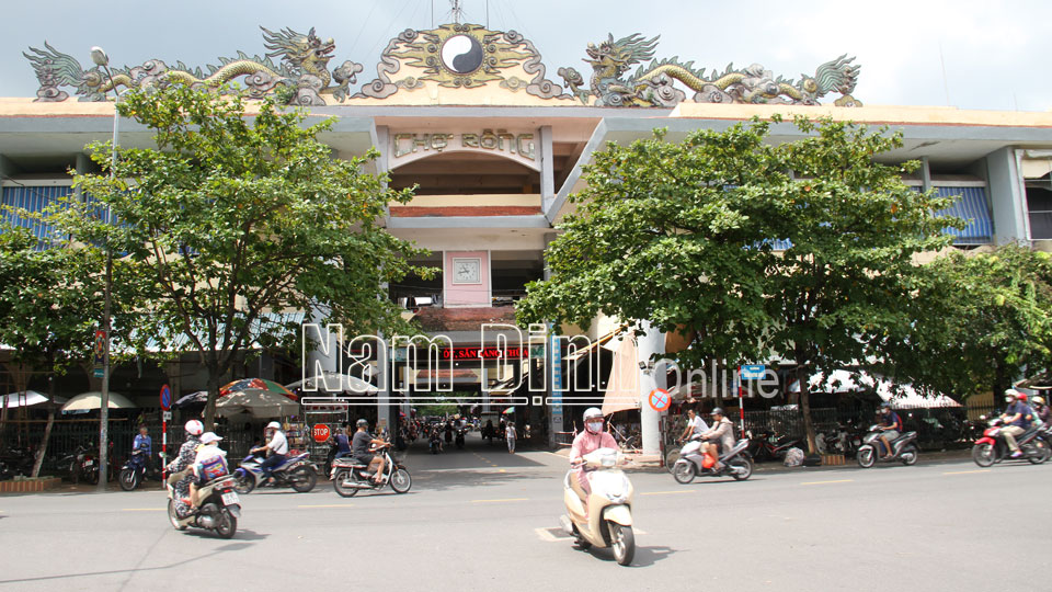 Quang cảnh chợ Rồng Nam Định.  Bài và ảnh: Nguyễn Hương