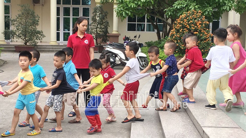 Hoạt động ngoài trời của cô và trò Trường Mầm non Hoa Sữa, thành phố Nam Định (Ảnh chụp trước ngày 27-4-2021).