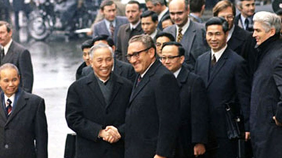 Cái bắt tay lịch sử giữa Cố vấn Lê Đức Thọ với Cố vấn Henry Kissinger sau khi ký Hiệp định Paris. Ảnh: washingtonpost.com