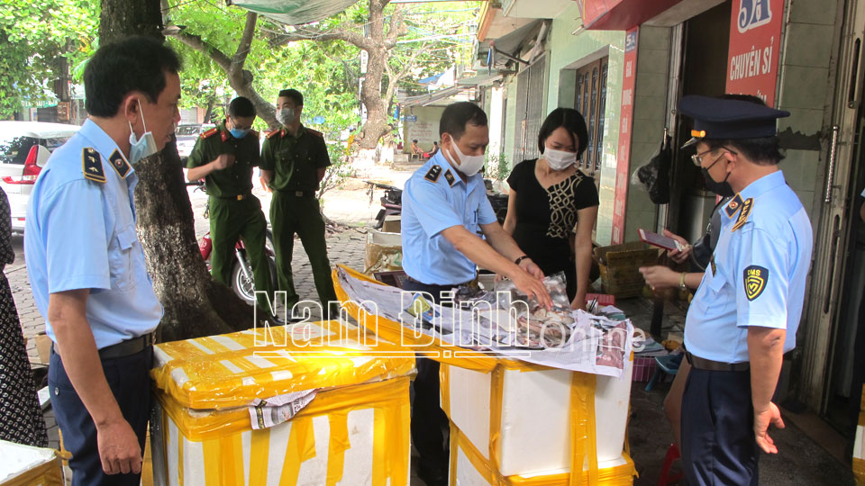 Kiểm tra hàng hóa vi phạm điều kiện lưu thông tại cửa hàng kinh doanh tổng hợp trên địa bàn thành phố Nam Định.