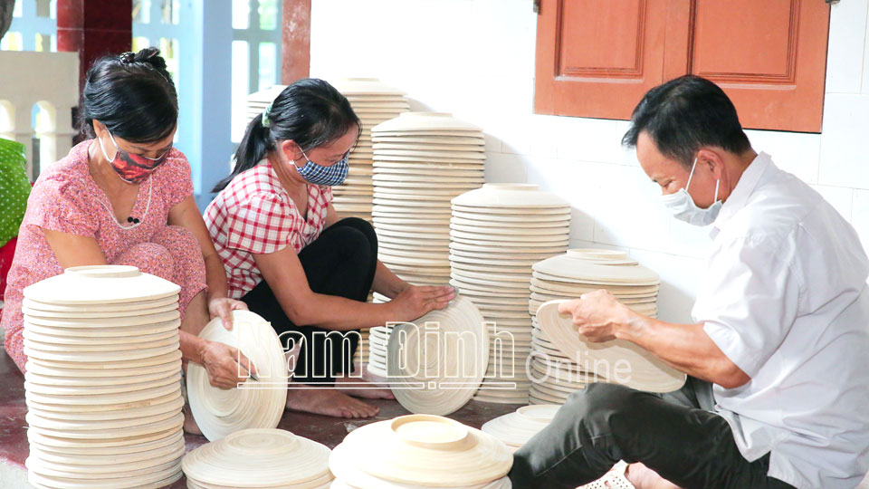 Cơ sở sản xuất mây tre đan xuất khẩu của ông Vũ Hồng Hải, thôn Ngõ Trang, xã Liên Minh (Vụ Bản) tạo việc làm cho nhiều lao động địa phương.  Bài và ảnh: Viết Dư