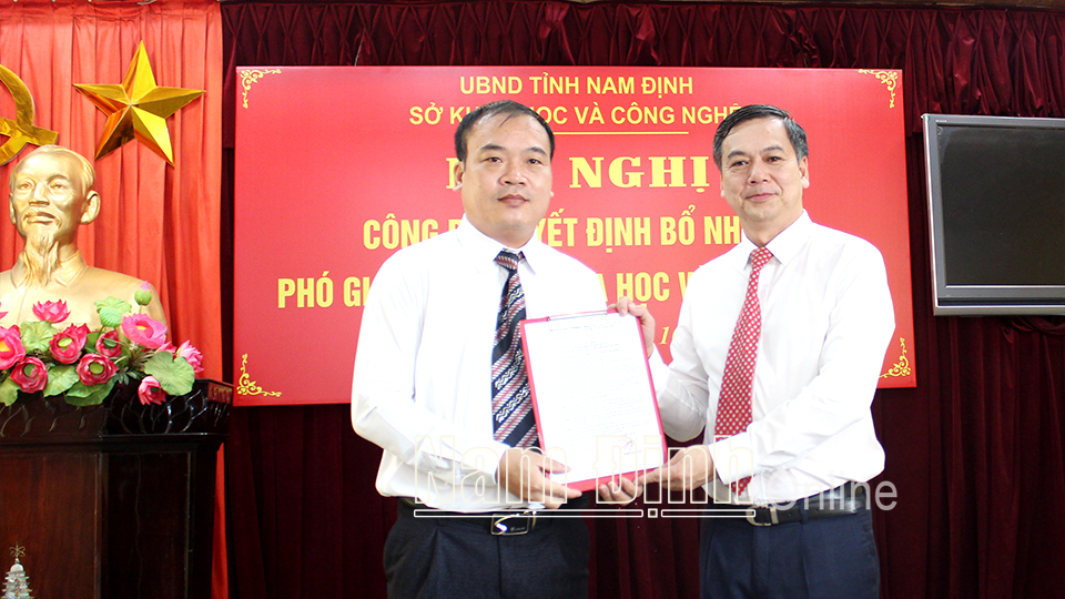 Đồng chí Trần Lê Đoài, TUV, Phó Chủ tịch UBND tỉnh trao Quyết định bổ nhiệm Phó Giám đốc Sở Khoa học và Công nghệ cho đồng chí Vũ Xuân Trung.