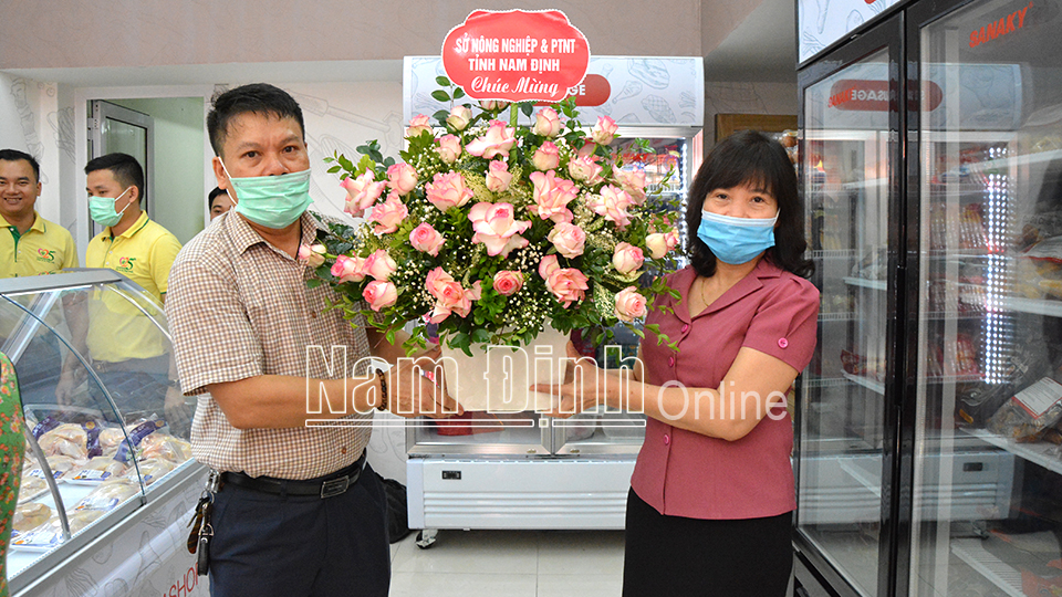 Đại diện lãnh đạo Sở NN và PTNT tặng hoa, chúc mừng Công ty nhân dịp khai trương Cửa hàng CP Fresh Shop tại thành phố Nam Định.