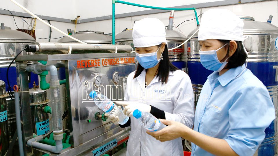 Lao động nữ làm việc tại Công ty cổ phần Cấp nước Nam Định. Ảnh: Viết Dư