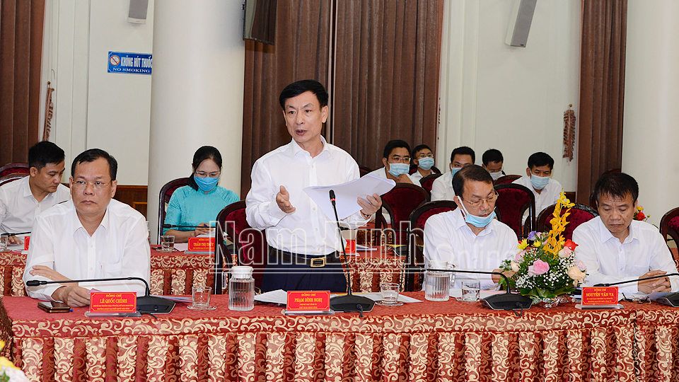 Đồng chí Phạm Đình Nghị, Phó Bí thư Tỉnh ủy, Chủ tịch UBND tỉnh báo cáo kết quả thực hiện các nhiệm vụ chính trị của tỉnh với Đoàn công tác.