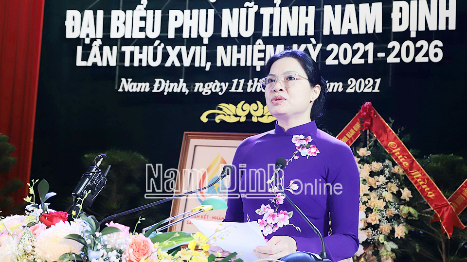 Đồng chí Hà Thị Nga, Ủy viên BCH Trung ương Đảng, Chủ tịch Hội LHPN Việt Nam phát biểu chỉ đạo tại Đại hội. 