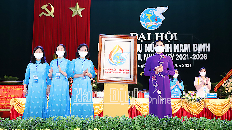 Đồng chí Hà Thị Nga, Ủy viên BCH Trung ương Đảng, Chủ tịch Hội LHPN Việt Nam tặng Đại hội  bức tranh 
