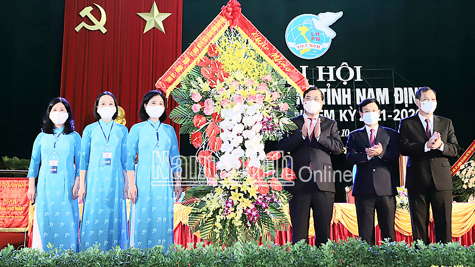 Các đồng chí Thường trực Tỉnh ủy tặng Đại hội  lẵng hoa tươi thắm. 
