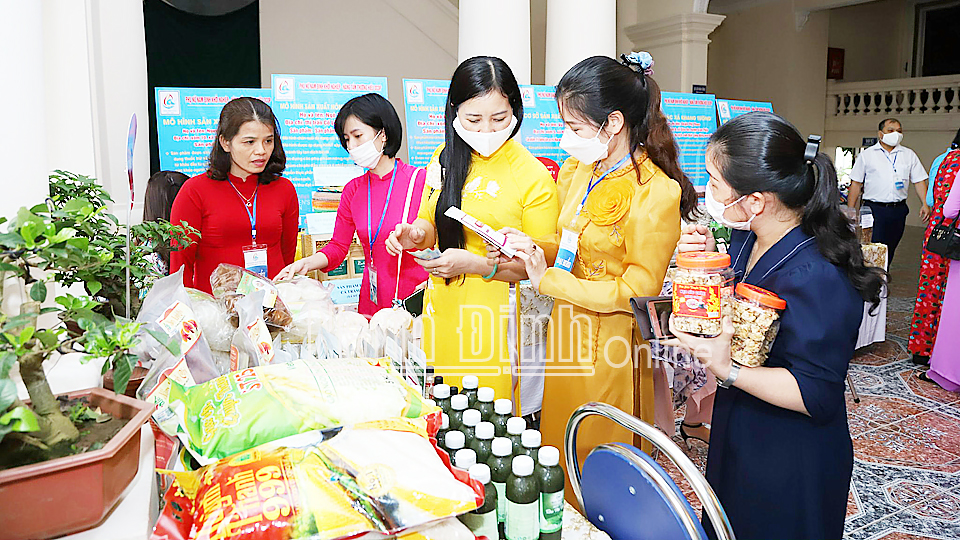 Các đại biểu dự Đại hội tham quan gian trưng bày sản phẩm chế biến từ nông sản do phụ nữ sản xuất.