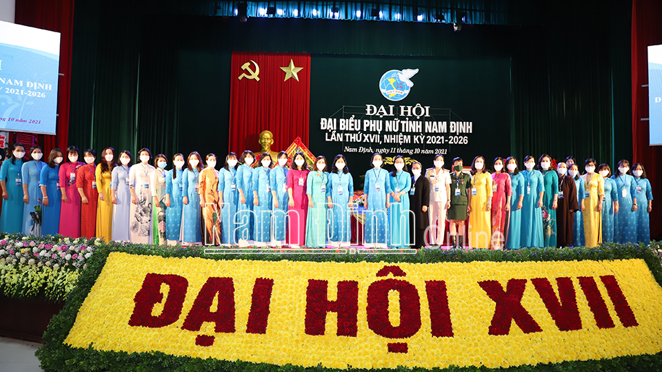 Ban chấp hành Hội LHPN tỉnh Khoá VII ra mắt Đại hội.