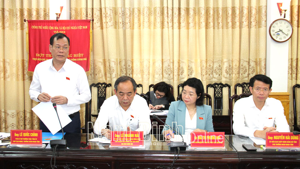 -Đồng chí Lê Quốc Chỉnh, Phó Bí thư Thường trực Tỉnh ủy, Trưởng đoàn Đoàn ĐBQH tỉnh phát biểu tại hội nghị.