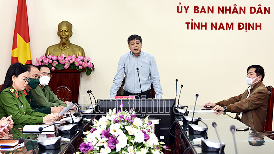 Đồng chí  Trần Lê Đoài, TUV, Phó Chủ tịch UBND tỉnh, Phó Trưởng Ban Chỉ đạo phòng, chống dịch COVID-19 của tỉnh phát biểu tham luận tại hội nghị.