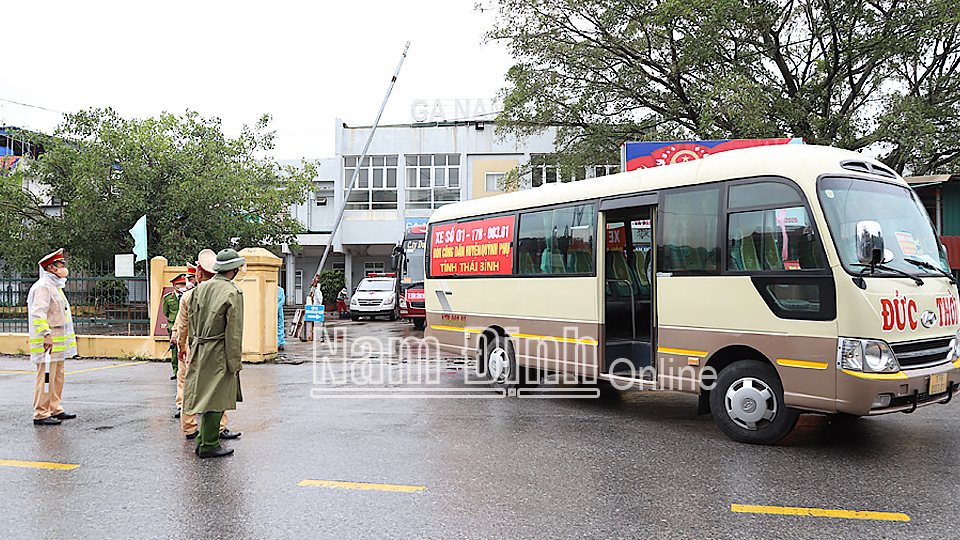 Lực lượng cảnh sát giao thông Công an thành phố Nam Định phân luồng giao thông hỗ trợ các xe đón công dân Thái Bình về quê an toàn.