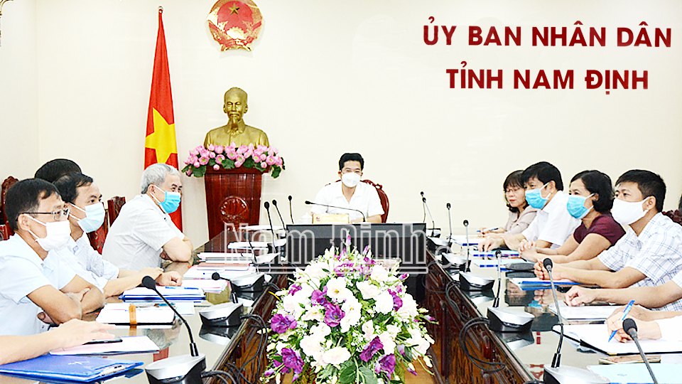 Đồng chí Trần Anh Dũng, Ủy viên Ban TVTU, Phó Chủ tịch Thường trực UBND tỉnh tham dự hội nghị trực tuyến tại điểm cầu tỉnh ta.