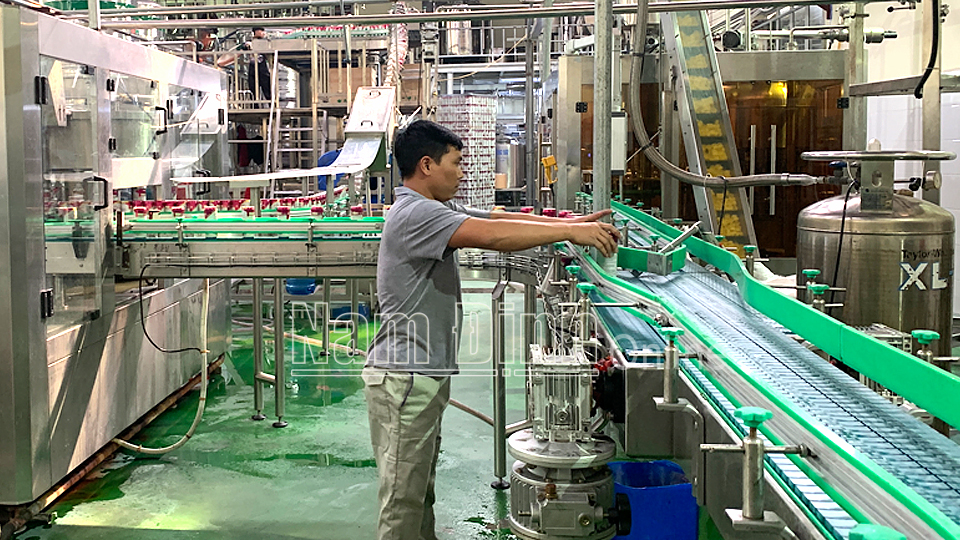 Dây chuyền sản xuất sản phẩm trà tươi hương chanh mật ong S24 đạt chuẩn OCOP cấp tỉnh của Công ty TNHH một thành viên Sản xuất thương mại vận tải Minh Hằng (Vụ Bản).