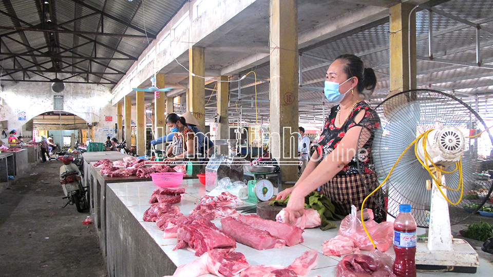 Khu vực bán thịt lợn tại chợ dân sinh xã Giao Tiến (Giao Thủy).
