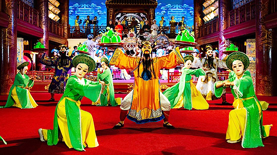 Các nghệ sĩ Nhà hát Nghệ thuật truyền thống Cung đình Huế xây dựng chương trình biểu diễn nhằm phục vụ phố đi bộ Hoàng thành.