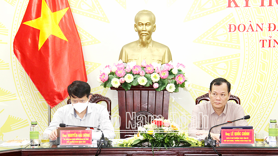 Đồng chí Lê Quốc Chỉnh, Phó Bí thư Thường trực Tỉnh uỷ, Chủ tịch HĐND tỉnh, Trưởng đoàn Đoàn ĐBQH tỉnh điều hành phiên thảo luận tại tổ.