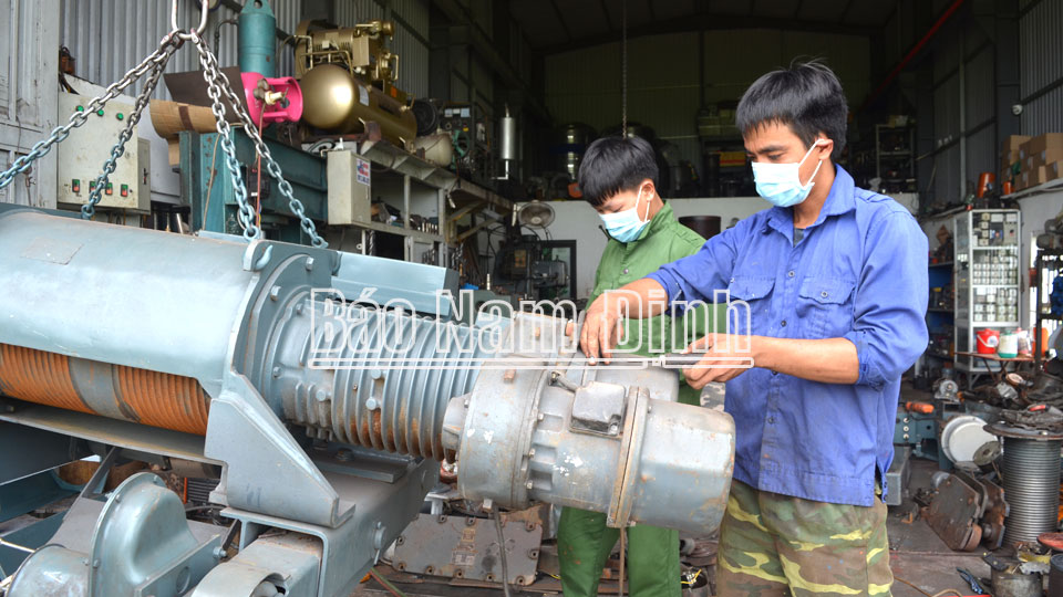 Được Ngân hàng CSXH huyện Xuân Trường hỗ trợ vay vốn, anh Trịnh Văn Dương, ở xóm 19C, xã Xuân Kiên có vốn để duy trì sản xuất cơ khí nâng cao thu nhập.