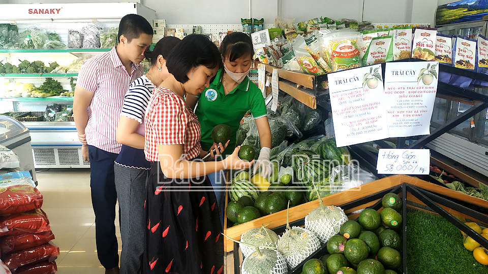 Cán bộ Sở Công Thương kiểm tra hàng hóa cung ứng tại điểm bán hàng Việt trên địa bàn thành phố Nam Định